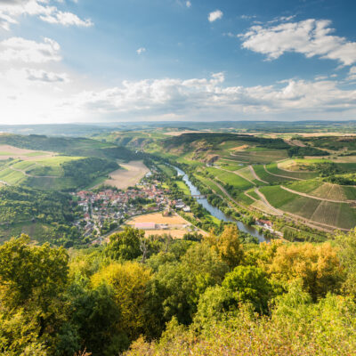 Blick vom Lemberg aus auf die Landschaft. Der Lemberg zwischen den Orten Niederhausen (Nahe), Oberhausen an der Nahe und Feilbingert ist mit 422 Metern die höchste Erhebung an der Nahe und bietet einen fantastischen Ausblick auf die traumhafte Weinlandschaft des Nahelands.