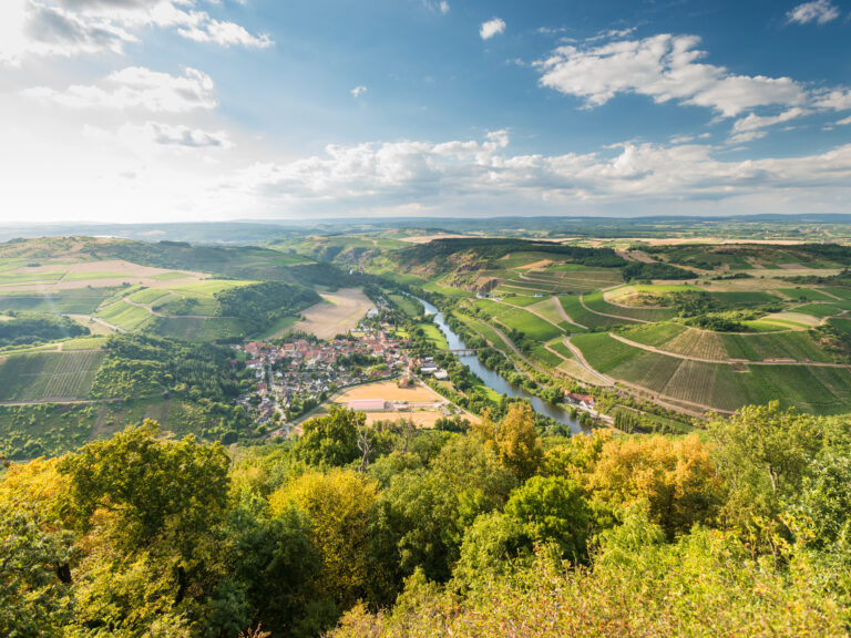 Blick vom Lemberg aus auf die Landschaft. Der Lemberg zwischen den Orten Niederhausen (Nahe), Oberhausen an der Nahe und Feilbingert ist mit 422 Metern die höchste Erhebung an der Nahe und bietet einen fantastischen Ausblick auf die traumhafte Weinlandschaft des Nahelands.