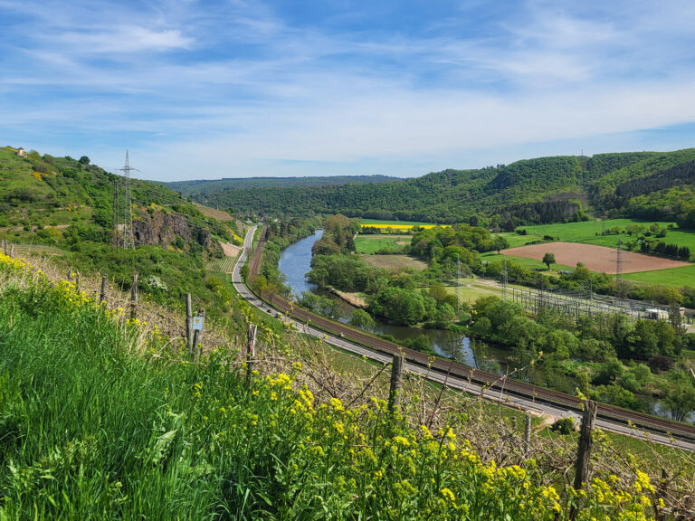 Foto der Landschaft bei Niederhausen: Weinberge, Landwirtschaft, Felsen und im Tal die Nahe