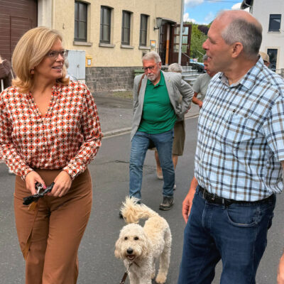 Foto Julia Klöckner mit Meckenbachs Bürgermeister Michael Schlarb