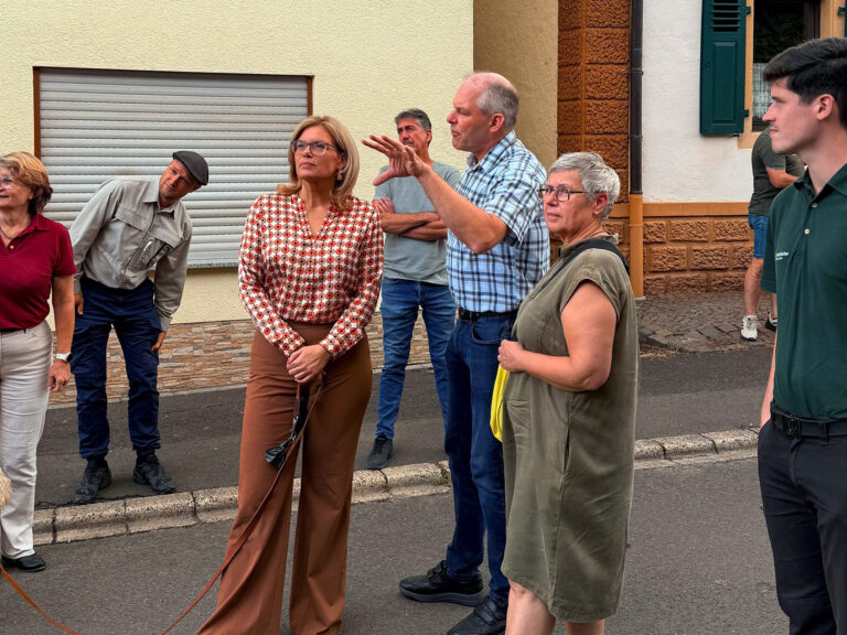Ortsbürgermeister Michael Schlarb erläutert Julia Klöckner die Herausforderungen mit dem Meckenbacher Hang