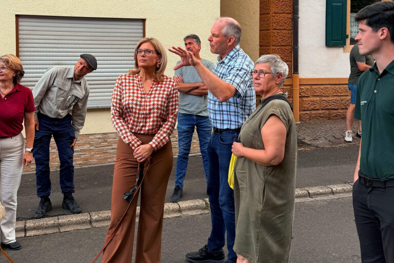 Ortsbürgermeister Michael Schlarb erläutert Julia Klöckner die Herausforderungen mit dem Meckenbacher Hang